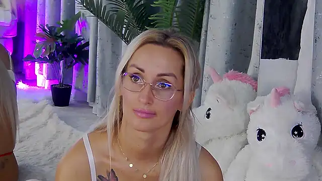 IsabelleEthan online show from July 14, 2:05 am