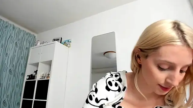 Snapshot of KenzieDawton chatting on October 20, 3:53 am KenzieDawton online show from October 20, 3:53 am