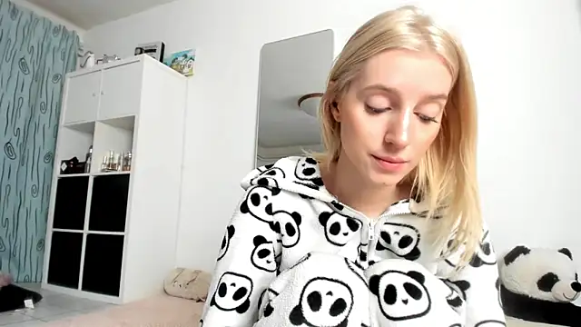 KenzieDawton online show from October 26, 4:30 am