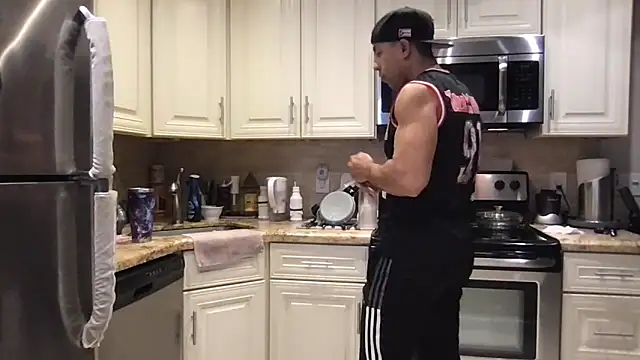 BigGuyMuscle online show from May 21, 11:35 pm