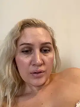 YourBlondee online show from February 17, 5:40 am