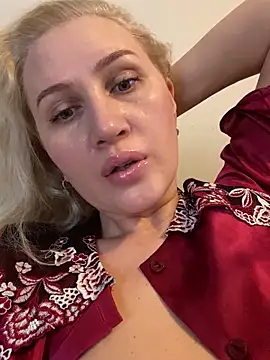 YourBlondee online show from February 11, 5:53 am