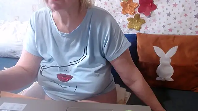 QueenLana online show from June 7, 8:43 am
