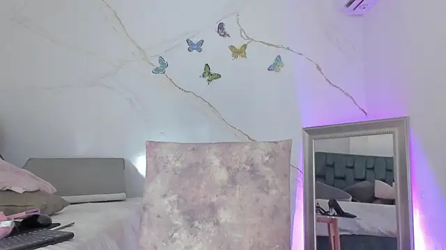IsiisLovei online show from June 6, 2:56 pm