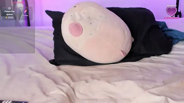 LauryHills online show from November 10, 11:11 pm