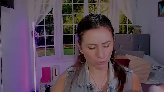 vanessabrown  online show from April 29, 4:42 pm