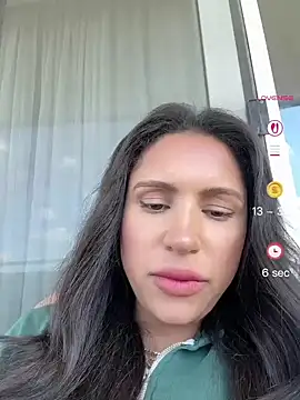 MeghanXO online show from August 3, 2:45 pm