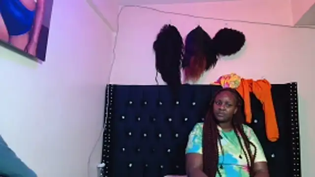 Toomuchbooty33 online show from November 9, 2:18 am