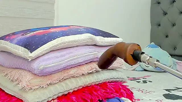 Elizabeth 18  online show from July 8, 7:32 am