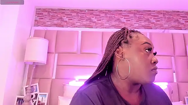 ShaniaBrownn online show from June 13, 8:17 pm