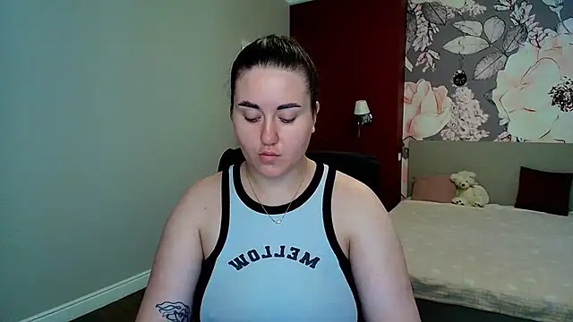 Roxie Bradley online show from July 7, 6:47 am