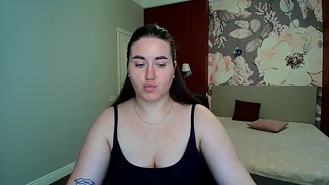 Roxie Bradley online show from July 17, 7:13 am