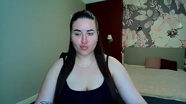 Roxie Bradley online show from July 13, 5:41 am