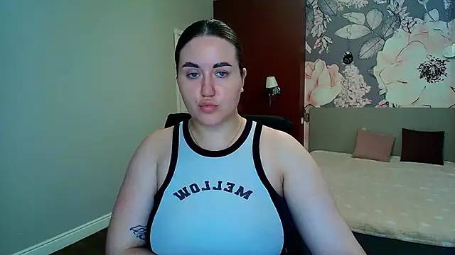 Roxie Bradley online show from June 29, 5:47 am