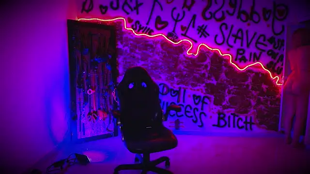 Laura takint online show from September 9, 9:03 pm