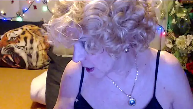 HappyWomanOn online show from February 9, 8:00 pm