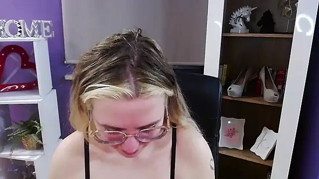 Zoey Erotic online show from February 11, 6:04 am