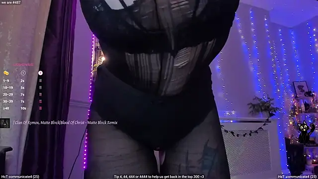 Snapshot of AliceW0lf chatting on October 6, 6:23 pm AliceW0lf online show from October 6, 6:23 pm