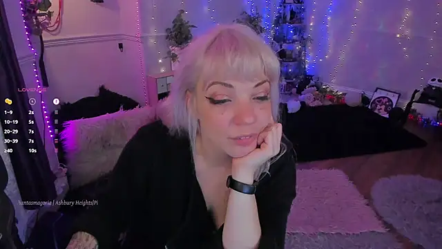 Snapshot of AliceW0lf chatting on October 13, 9:06 pm AliceW0lf online show from October 13, 9:06 pm
