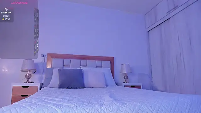 mia hank online show from April 22, 11:40 am
