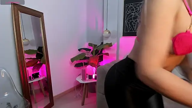  Nicoletteshea  online show from May 11, 5:10 pm