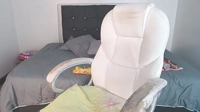 selena yourmilf online show from September 17, 5:00 pm