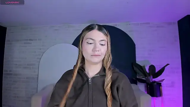 NiaHolland online show from May 10, 11:40 pm
