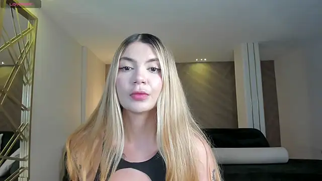 NiaHolland online show from May 13, 6:24 pm