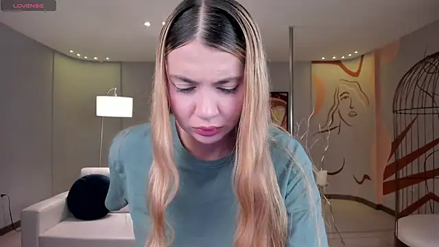 NiaHolland online show from May 5, 7:17 pm