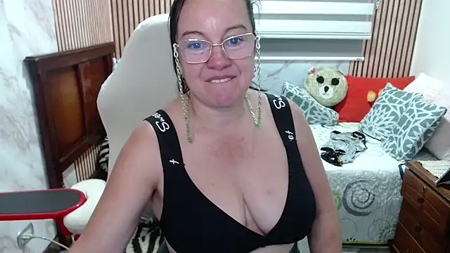 Sonialorens  online show from May 4, 10:24 pm