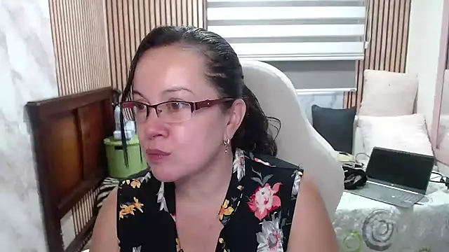 Sonialorens  online show from June 9, 8:19 pm