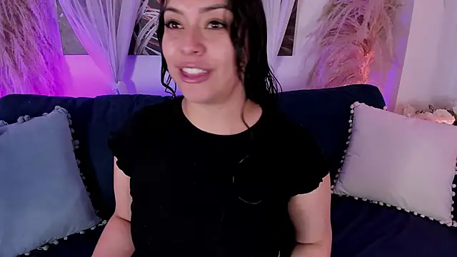 Nicolle W online show from May 4, 11:47 am