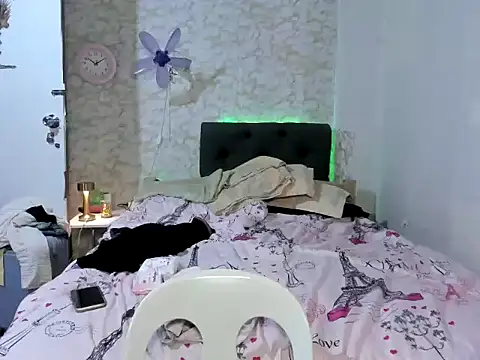 Hebefemme online show from January 8, 2:10 pm