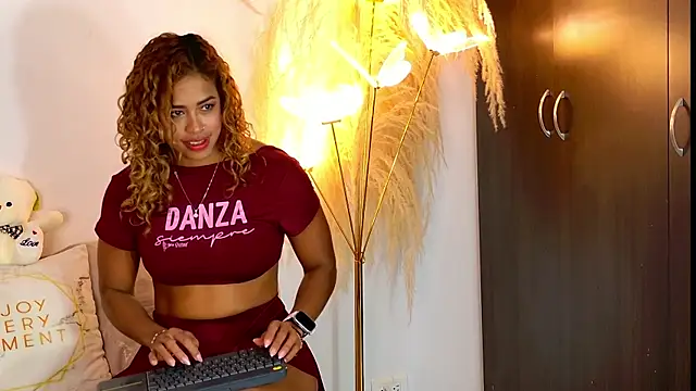 SarahCinnamon- online show from July 28, 3:21 pm