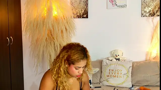SarahCinnamon- online show from August 3, 2:23 pm