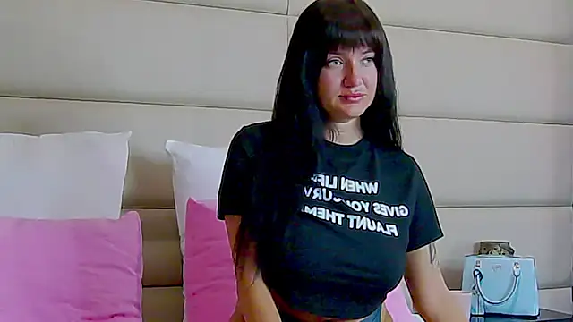 NadiaKeyss online show from August 3, 6:28 am
