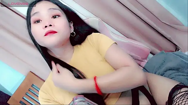 kylamooree online show from May 3, 11:24 am