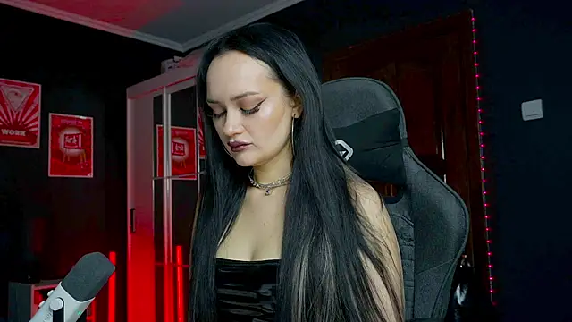 QueenAliss online show from January 6, 8:40 am