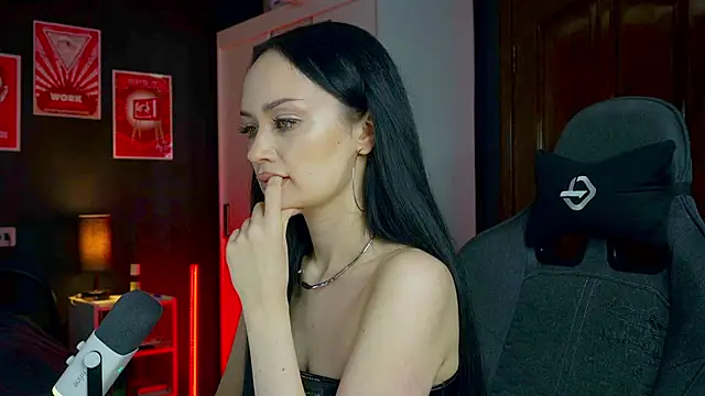 QueenAliss online show from March 1, 7:30 am