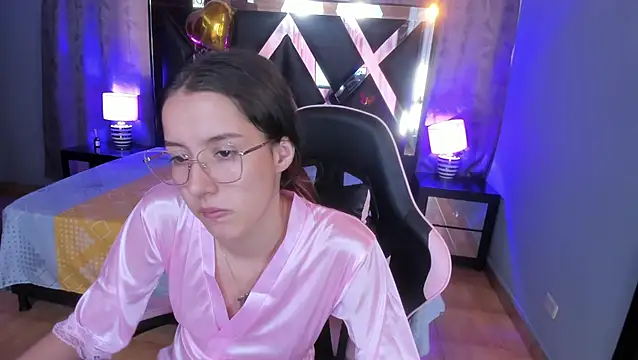 Linda4Petite online show from July 11, 6:30 pm