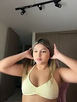 lunablossom  online show from June 24, 11:59 pm