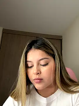 lunablossom  online show from September 26, 12:52 am