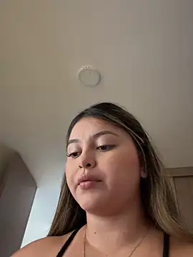 lunablossom  online show from November 26, 8:10 pm