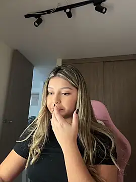 lunablossom  online show from June 17, 10:33 pm