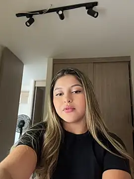 lunablossom  online show from July 6, 9:17 pm