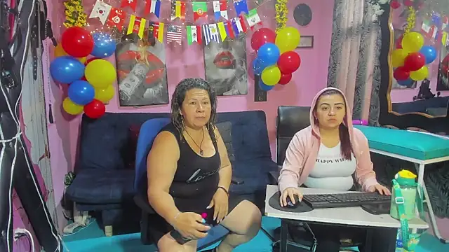 lesbiancuple online show from June 19, 12:19 pm