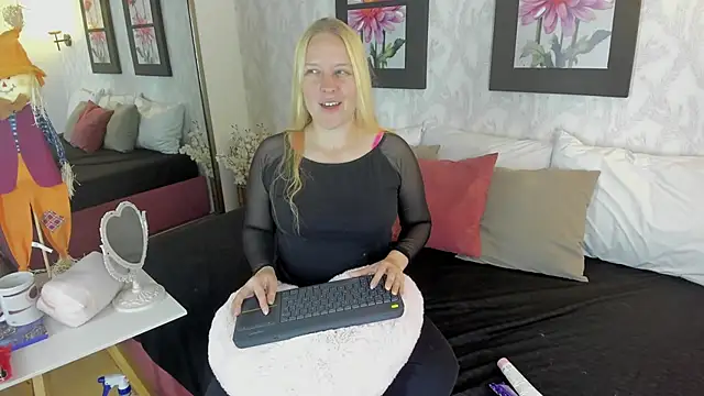 EmilySumer online show from October 31, 12:01 am