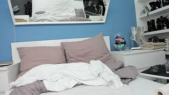 izzy-mendosa online show from February 5, 8:17 am