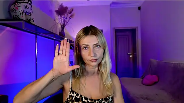 ZoeGrant online show from October 19, 5:37 pm