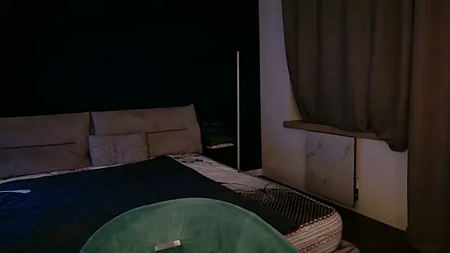 ZoeGrant online show from February 19, 9:02 pm